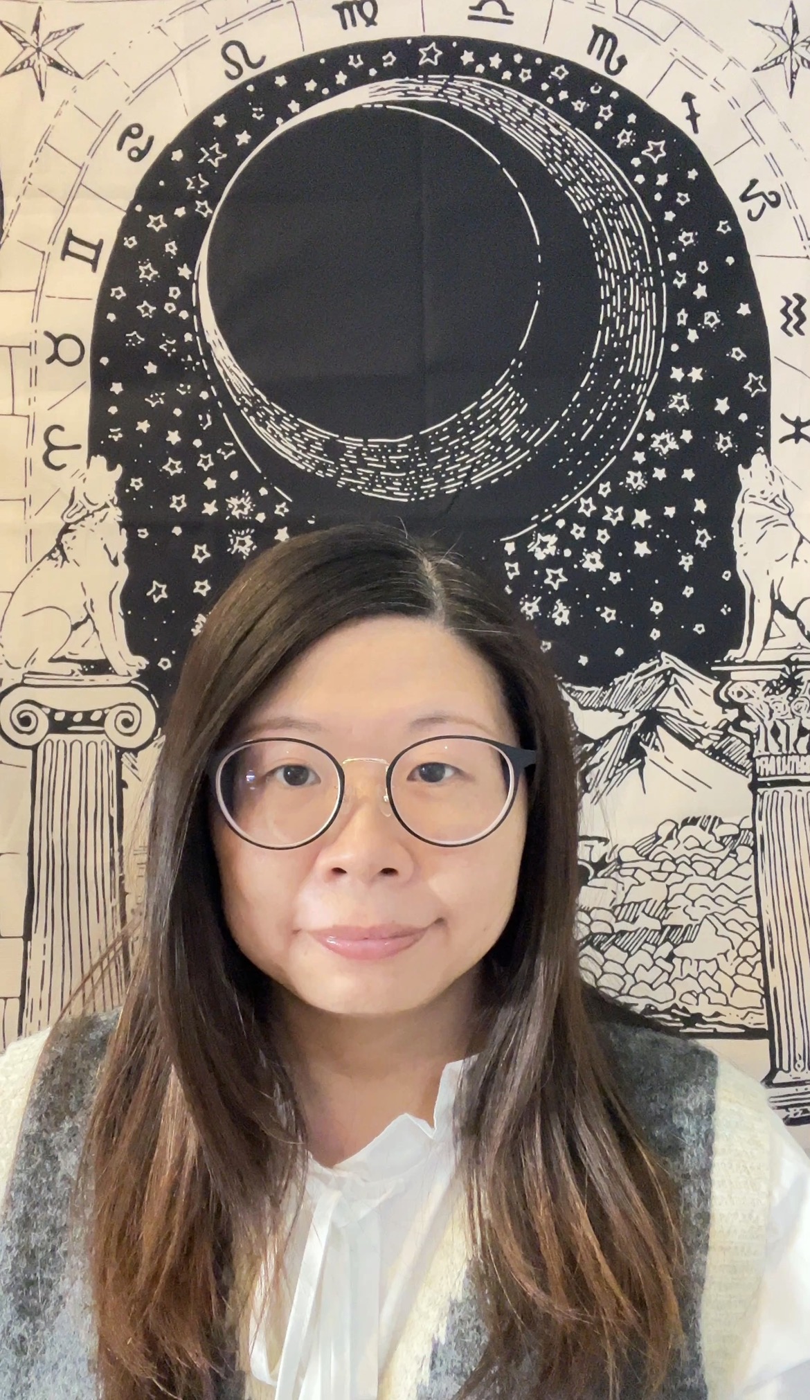 Vicky, astrologer and tarot reader